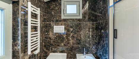 Dusche, Haartrockner, Handtücher