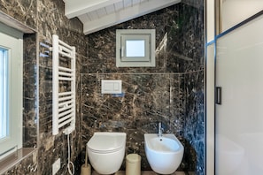 Douche, sèche-cheveux, serviettes fournies