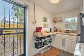 Kylskåp, mikrovågsugn, kaffe- och tebryggare och brödrost