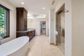 Douche, séchoir à cheveux, serviettes fournies