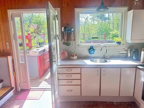Fridge, oven, coffee/tea maker, electric kettle