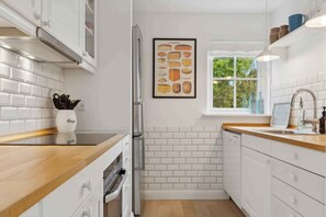 Fridge, oven, stovetop, dishwasher