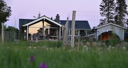 Front-row summerhouse with view and big garden
