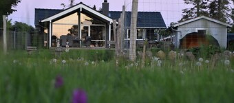 Front-row summerhouse with view and big garden