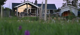 Front-row summerhouse with view and big garden
