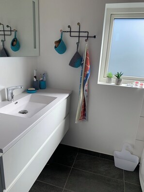 Shower, hair dryer - Front-row summerhouse with view and big garden (Holbæk)