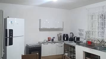 Fridge, oven, stovetop, coffee/tea maker
