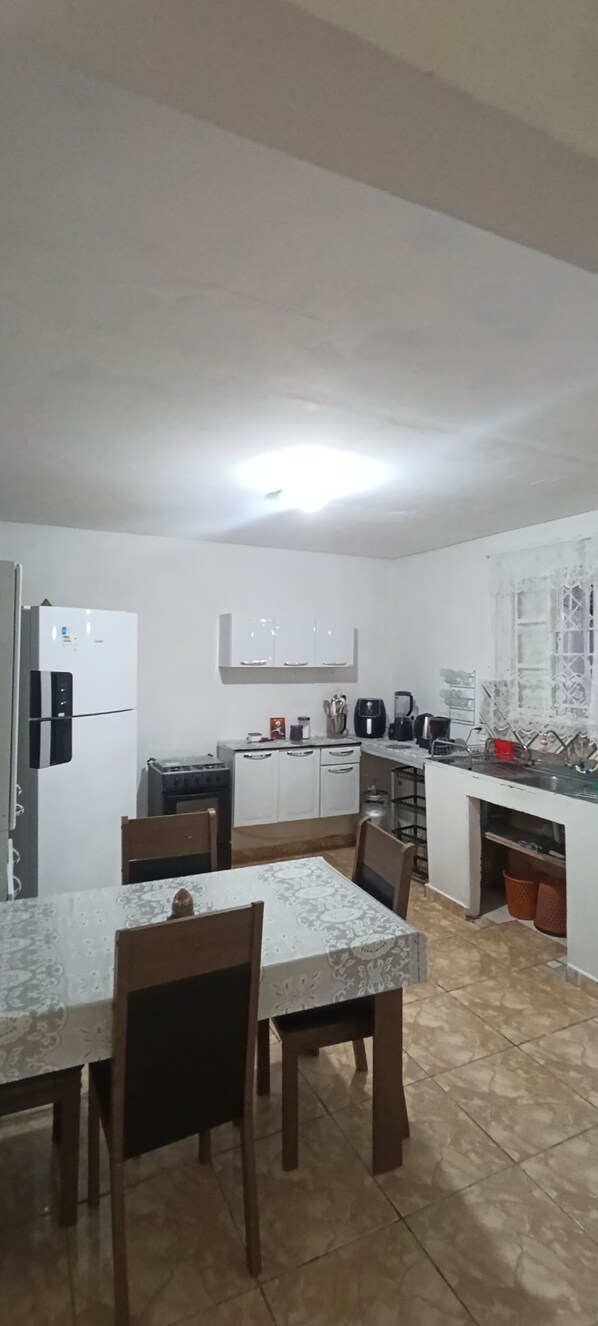Fridge, oven, stovetop, coffee/tea maker