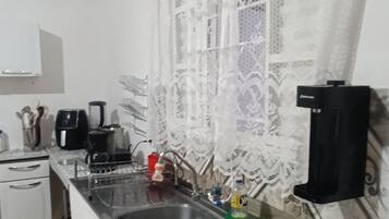 Jääkaappi, uuni, liesi, kahvin-/teenkeitin