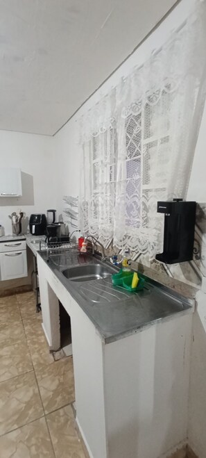 Een koelkast, een oven, een kookplaat, een koffiezetapparaat/waterkoker