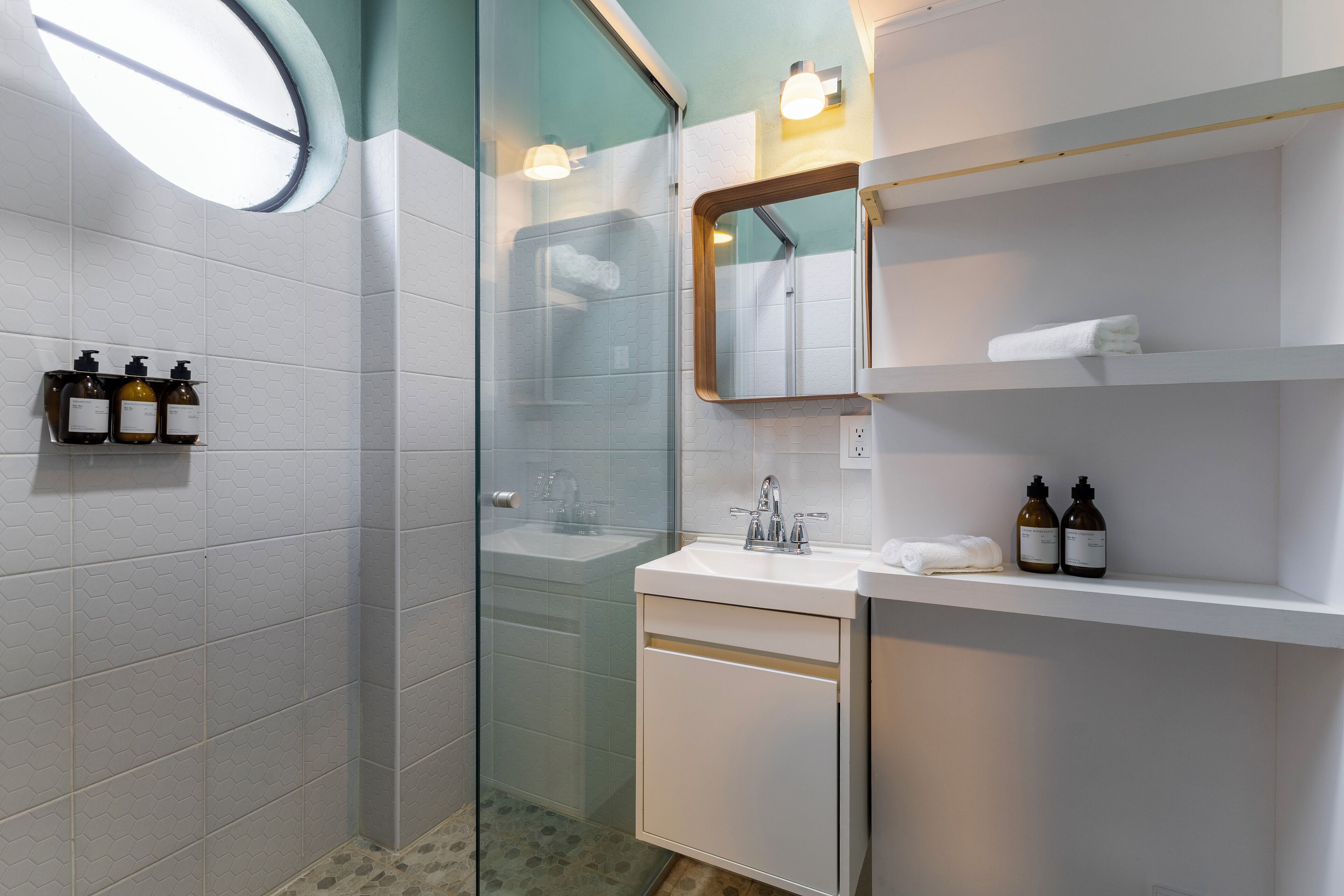 Deluxe-Studio | Badezimmer | Dusche, kostenlose Toilettenartikel, Haartrockner, Handtücher