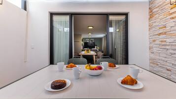 ์ํผ๋ฆฌ์ด ์ํํธ, ํ
๋ผ์ค | ํ
๋ผ์ค/ํํฐ์ค