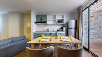 ์ํผ๋ฆฌ์ด ์ํํธ, ํ
๋ผ์ค | ๋ค์ด๋๋ฃธ