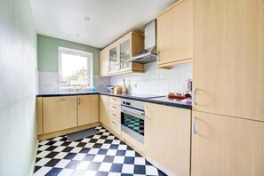 Fridge, microwave, oven, stovetop - Bright and Stylish 2BD Chelsea Flat, Central Stay (Greater London)