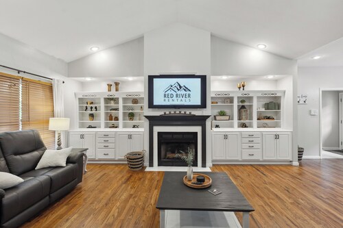 Hatton Hideaway at Red River Gorge! Pool / Hot Tub / Arcade Game Room