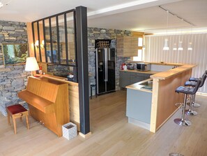 Kylskåp, mikrovågsugn, ugn och diskmaskin