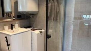 Serviettes fournies, papier toilette