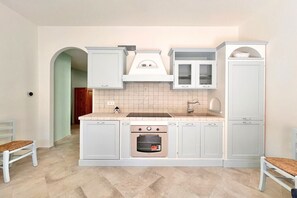 Fridge, oven, stovetop, dishwasher