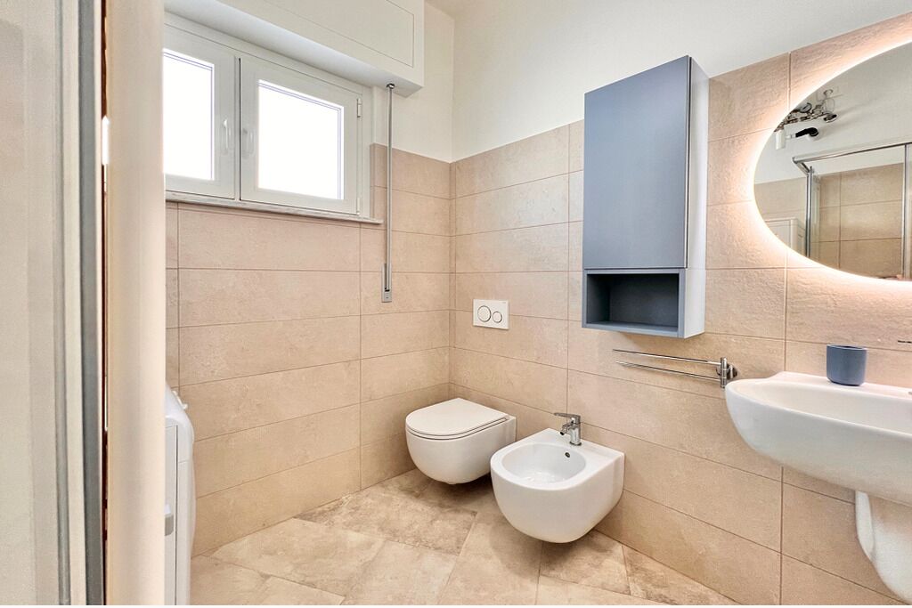 Douche, sèche-cheveux, bidet, serviettes fournies