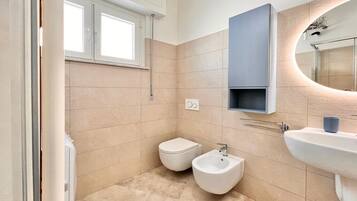 Suihku, hiustenkuivaaja, bidee, pyyhkeet