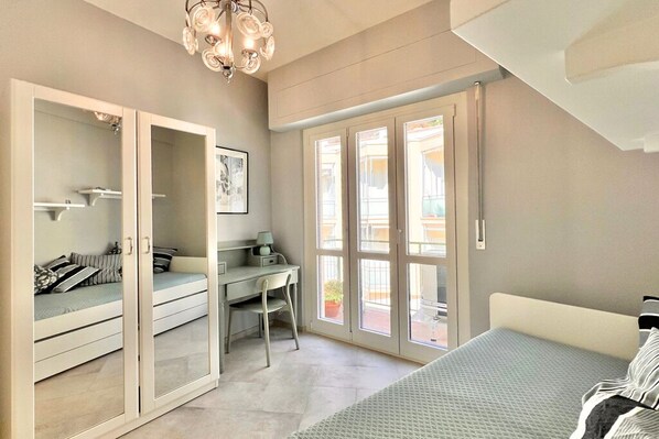 2 slaapkamers, een strijkplank/strijkijzer, beddengoed