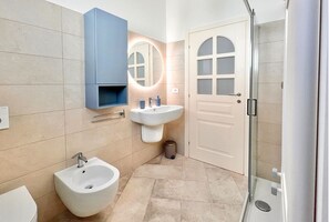 Douche, sèche-cheveux, bidet, serviettes fournies