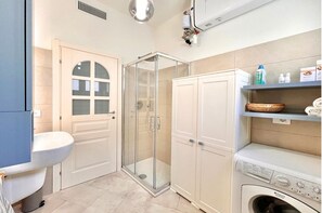 Dusche, Haartrockner, Bidet, Handtücher