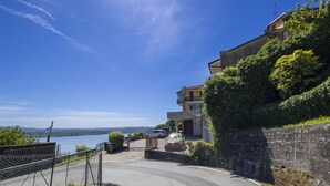 Una carretera sinuosa que lleva a un edificio con vistas a un lago.