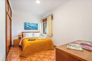 1 quarto, ferros/tábuas de passar roupa, berço de viagem