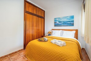1 chambre, fer et planche à repasser, Wi-Fi gratuit, draps fournis