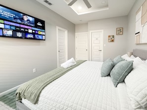 2 camere, una scrivania, ferro/asse da stiro, culla da viaggio