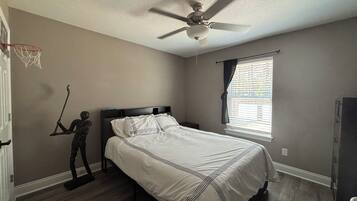 3 bedrooms, desk, iron/ironing board, free WiFi