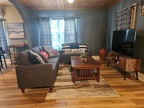 Smart TV y chimenea 