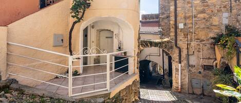 المنطقة المحيطة بالمنشأة