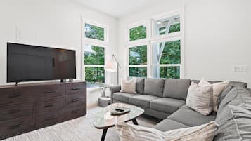 Een smart-tv, videogames, tafelvoetbal en boeken