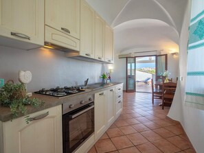 Fridge, cookware/dishes/utensils