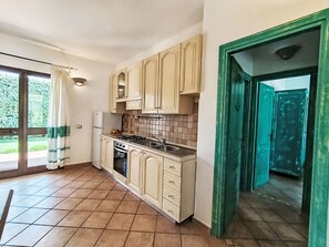 ثلاجة، فرن، مستلزمات طهي/أطباق/أوعية