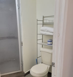 Douche, sèche-cheveux, serviettes fournies, savon