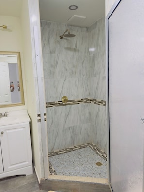 Douche, sèche-cheveux, serviettes fournies, savon