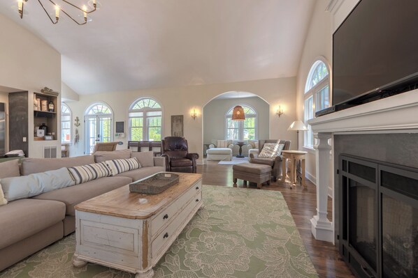 Una Smart TV, una chimenea