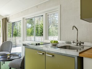 Jääkaappi, mikroaaltouuni, uuni, keittoastiat/astiat/ruokailuvälineet