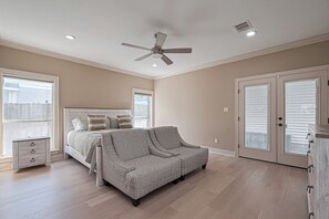 4 bedrooms, iron/ironing board, WiFi, bed sheets