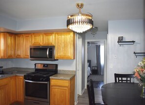 Kühlschrank, Mikrowelle, Ofen, Wasserkocher mit Kaffee-/Teezubehör