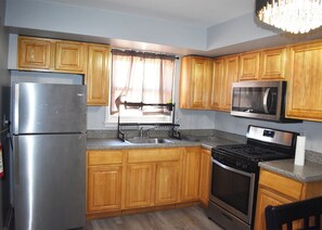 Kühlschrank, Mikrowelle, Ofen, Wasserkocher mit Kaffee-/Teezubehör