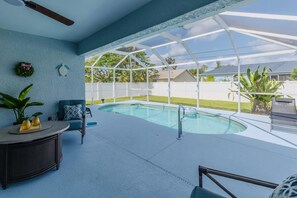 Una piscina al aire libre, una piscina climatizada