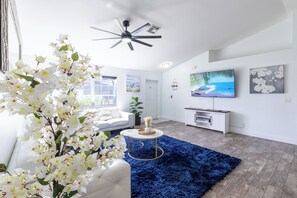 Smart TV, fireplace - Spacious 4-bedroom house with pool heater (Cape Coral)