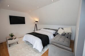 2 bedrooms, iron/ironing board, WiFi, bed sheets - Penthouse at the White House near Edinburgh (Bathgate)