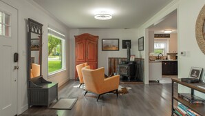 A spacious living room with a fireplace, a dining area, and a kitchen. - Heber base camp, sleeps 7, fire pit, pets ok, AC (Heber City)