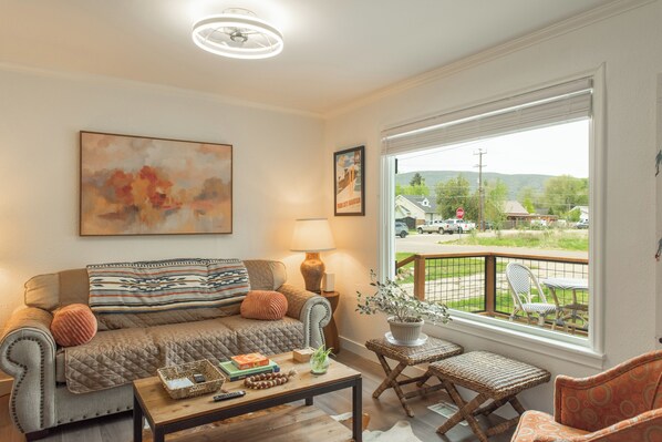 Smart-tv, een open haard, boeken en een kantoor