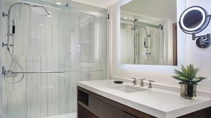 Secadora de cabello, toallas, jabón, papel de baño 